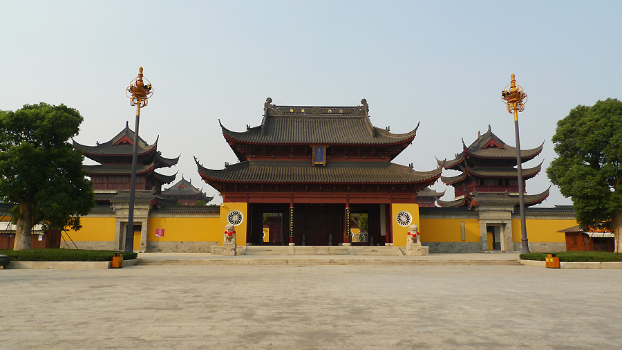 Located at the Yangcheng Lake peninsula in Suzhou Industrial Park, Jiangsu Province, Chongyuan Temple is a Buddhist temple constructed in 503 during the reign of Tianjian Emperor Liangwudi, with a history of 1,504 years. The temple was contemporaneous with Hanshan Temple, Lingyan Temple, and Baosheng Temple. It has the highest and heaviest above-water indoor Guanyin (Goddess of Mercy) Pavilion of China. [Photo by Xu Lin / China.org.cn]