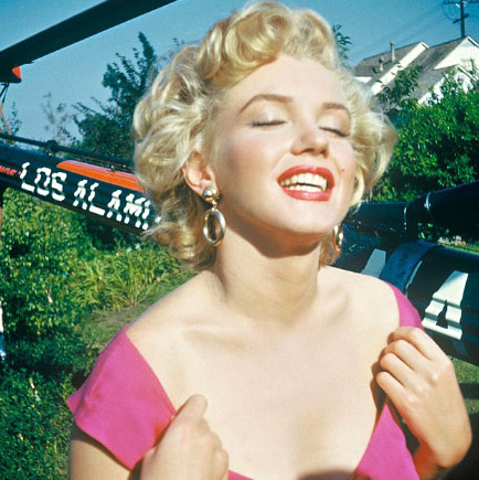 A set of photos of Marilyn Monroe at the age of 25 in 1952 were unveiled recently. Monroe wore a long pink skirt at a party in California, U.S. The photos were expected to auction at 60,000 thousand pounds. [Photo: China Daily]