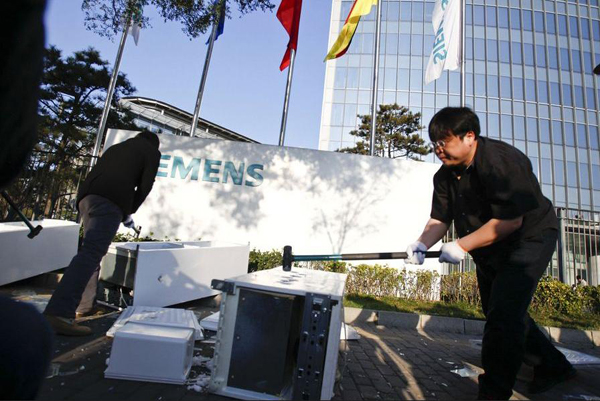 On Nov. 20, an influential Chinese blogger and his supporters engaged in a consumer rights protest in front of Siemens’ Beijing headquarters by smashing refrigerators with hammers.