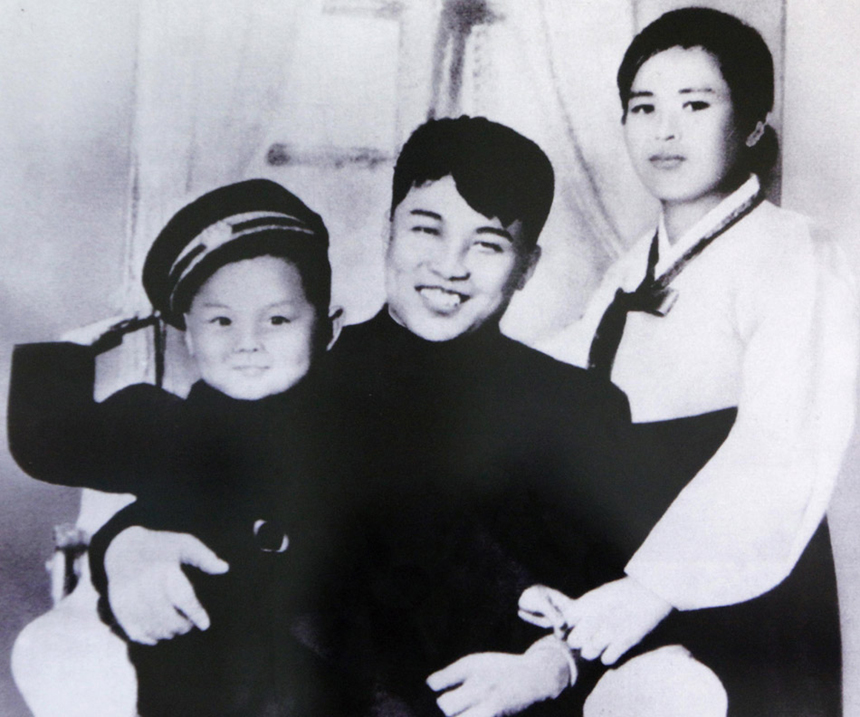Kim Jong-il and his family. [File photo]