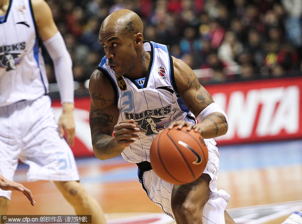  Stephon Marbury in action during a CBA game between Beijing and Qingdao at Shougang stadium on Dec.18, 2011.