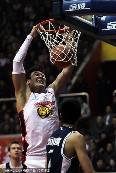  Su Wei of Guangdong slams dunk in a CBA match between Guangdong and Dongguan on Dec.18, 2011.