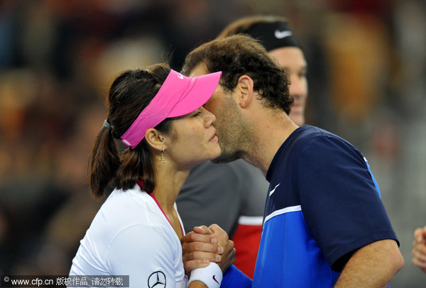  Li Na and Pete Sampras at 'Li Na and Friends' exhibition in Wuhan on Dec.18, 2011.