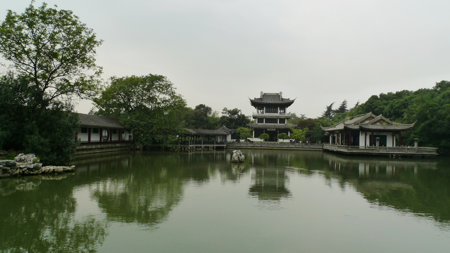 Situated southwest of Wuxi, Liyuan Garden is one of the most well-known lakeside gardens in China, covering an area of 5.4 hectares. It is exquisitely designed, and its pavilions, causeways, and corridors, are harmonious in color. [Photo by Xu Lin / China.org.cn]