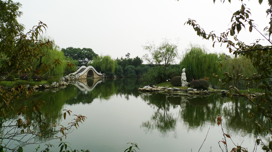 Situated southwest of Wuxi, Liyuan Garden is one of the most well-known lakeside gardens in China, covering an area of 5.4 hectares. It is exquisitely designed, and its pavilions, causeways, and corridors, are harmonious in color. [Photo by Xu Lin / China.org.cn]