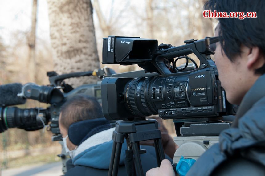 Reporters closely watch the situation of the DPRK embassy in Beijing on Monday, December 19, 2011, amid the news that Kim Jong Il, DPRK's top leader has died. [Maverick Chen / China.org.cn]