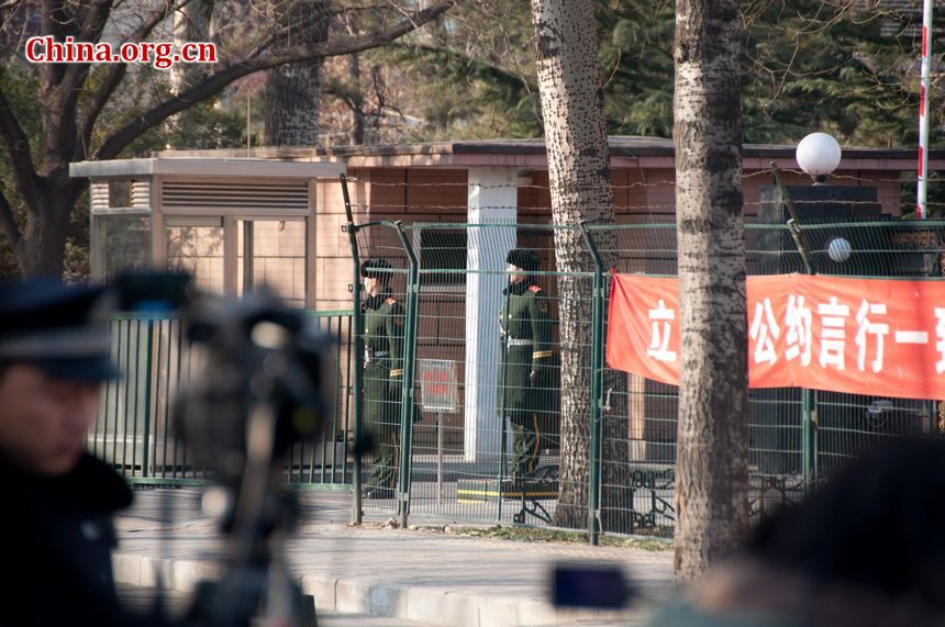 Reporters closely watch the situation of the DPRK embassy in Beijing on Monday, December 19, 2011, amid the news that Kim Jong Il, DPRK's top leader has died. [Maverick Chen / China.org.cn]