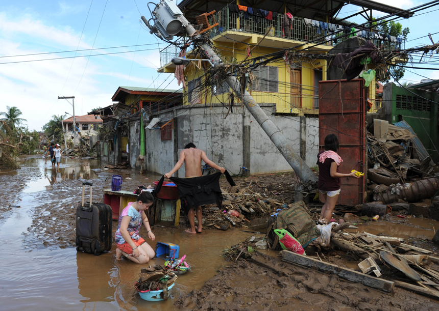 Tropical storm Washi and ensuing floods that struck southern Philippines over the weekend have killed at least 652 people, before it left the disaster area early Monday. [Xinhua photo] 