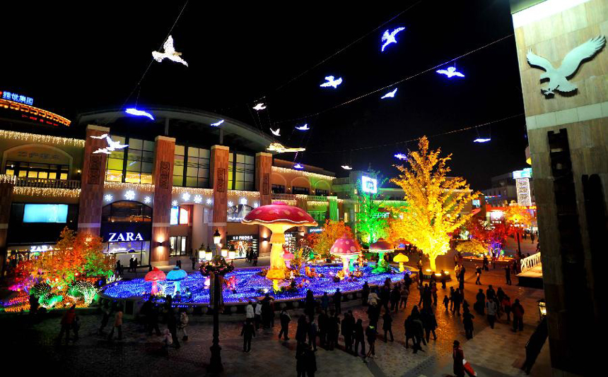 Visitors tour the 4th Solana Shining Lights Festival in Beijing, Dec. 17, 2011. The festival which kicked off here Friday, will end in Feb. 2012.