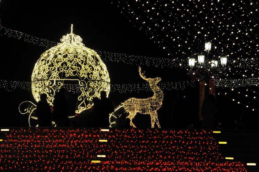 Lights shine during the 4th Solana Shining Lights Festival in Beijing, Dec. 17, 2011. The festival which kicked off here Friday, will end in Feb. 2012.