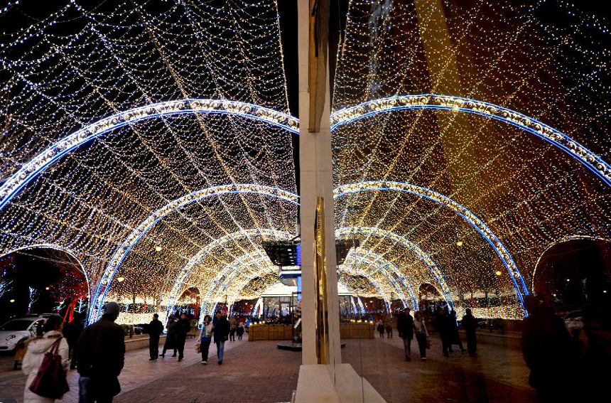 Visitors tour the 4th Solana Shining Lights Festival in Beijing, Dec. 17, 2011. The festival which kicked off here Friday, will end in Feb. 2012.