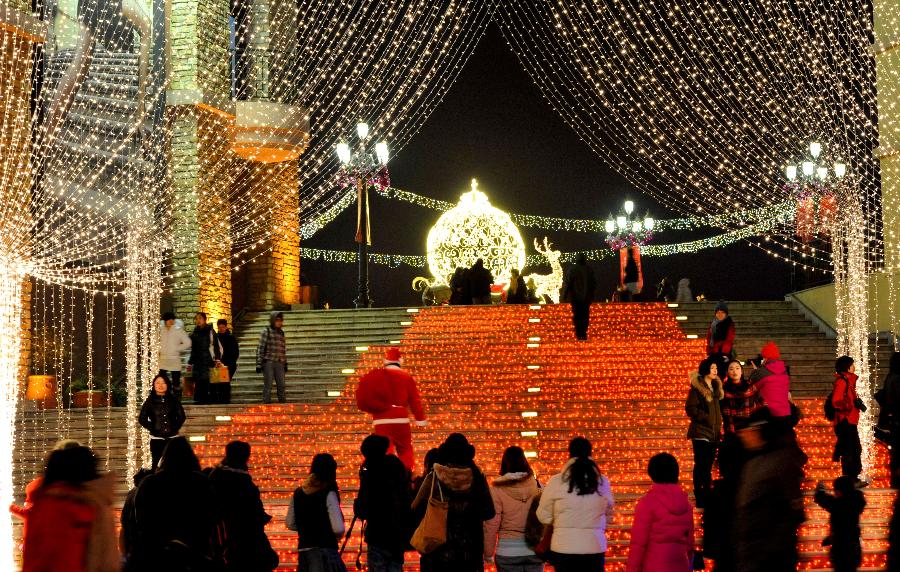 Visitors tour the 4th Solana Shining Lights Festival in Beijing, Dec. 17, 2011. The festival which kicked off here Friday, will end in Feb. 2012. 