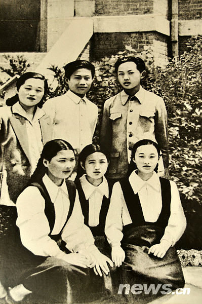 Kim Jong-il and his classmates. [File photo] 