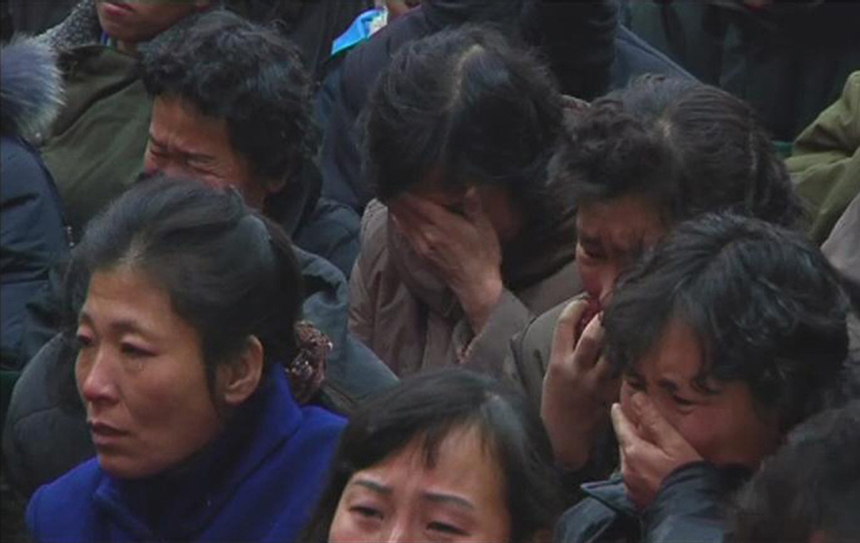 People of the Democratic People's Republic of Korea weep over the death of Kim Jong Il on Dec. 19, 2011. [Photo from news.ifeng.com]