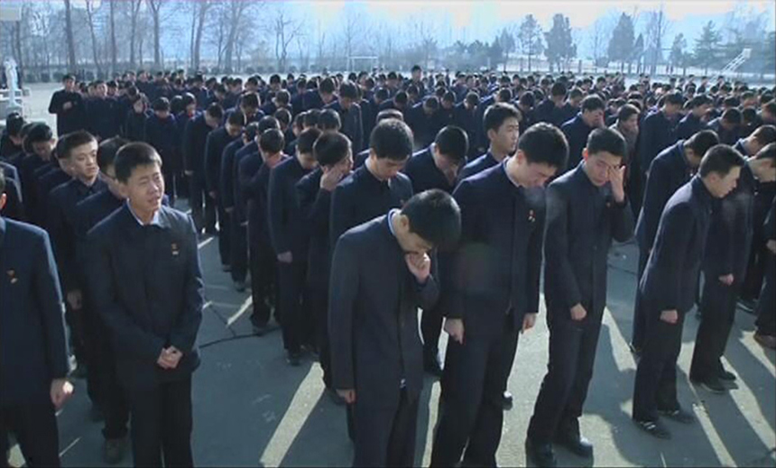 People of the Democratic People's Republic of Korea weep over the death of Kim Jong Il on Dec. 19, 2011. [Photo from news.ifeng.com]