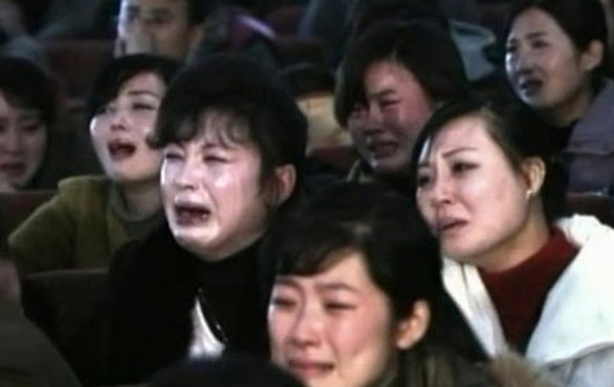 People of the Democratic People's Republic of Korea weep over the death of Kim Jong Il on Dec. 19, 2011. [Photo from news.ifeng.com]