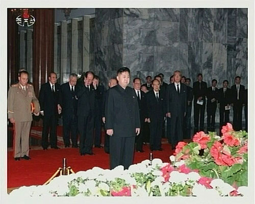 Kim Jong Un, vice-chairman of the Central Military Commission of the Workers' Party of Korea (WPK), paid his respects Tuesday at the bier of his father, Kim Jong Il. 