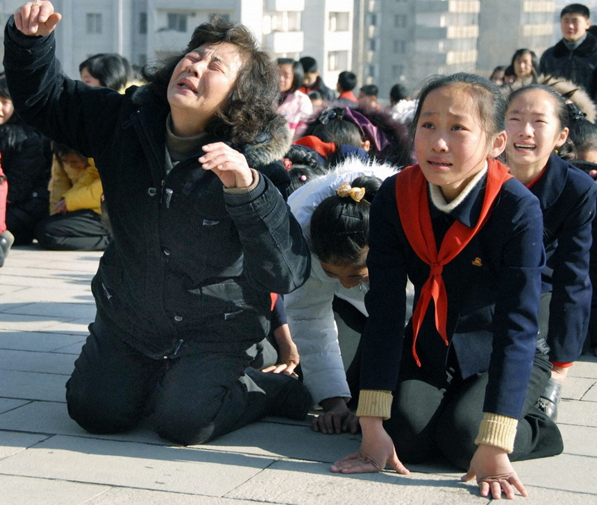 People of the Democratic People&apos;s Republic of Korea weep over the death of Kim Jong Il on Dec. 19, 2011. [Photo from sina.com.cn] 