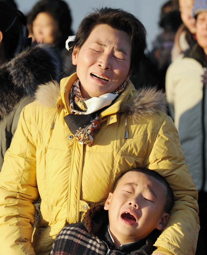 People of the Democratic People&apos;s Republic of Korea weep over the death of Kim Jong Il on Dec. 19, 2011. [Photo from sina.com.cn] 