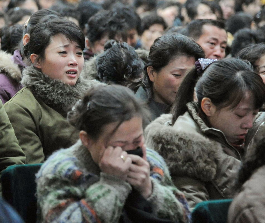 People of the Democratic People&apos;s Republic of Korea weep over the death of Kim Jong Il on Dec. 19, 2011. [Photo from sina.com.cn] 