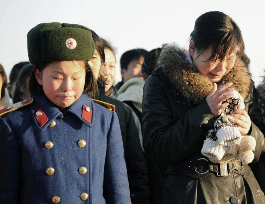 People of the Democratic People&apos;s Republic of Korea weep over the death of Kim Jong Il on Dec. 19, 2011. [Photo from sina.com.cn]