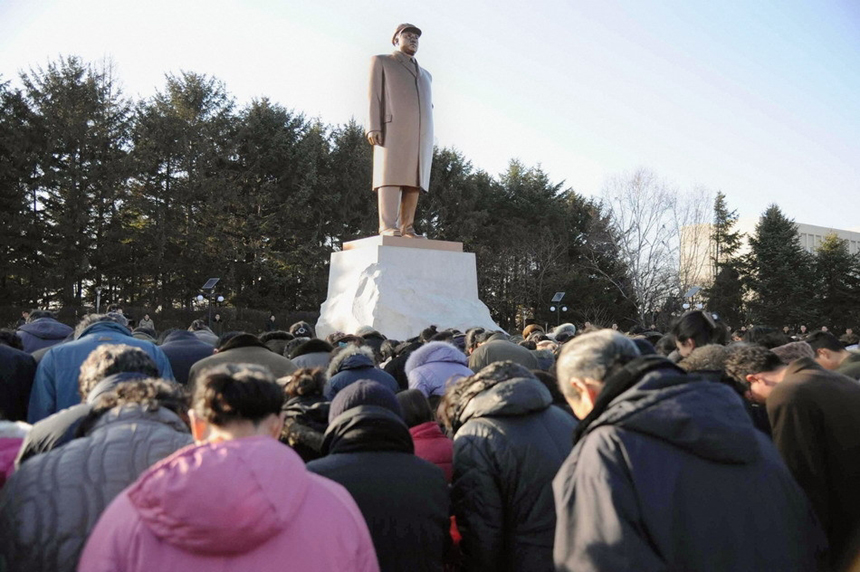 People of the Democratic People&apos;s Republic of Korea weep over the death of Kim Jong Il on Dec. 19, 2011. [Photo from sina.com.cn]