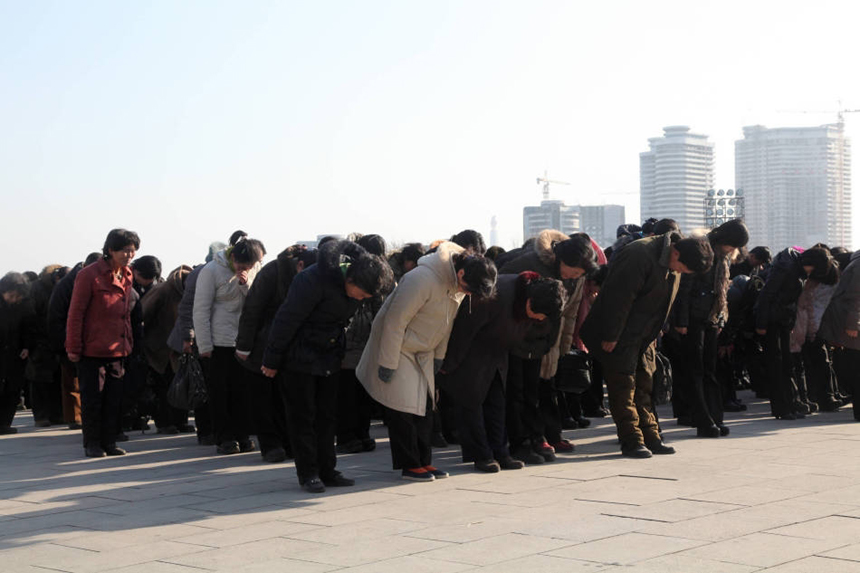 People of the Democratic People&apos;s Republic of Korea weep over the death of Kim Jong Il on Dec. 19, 2011. [Photo from sina.com.cn]