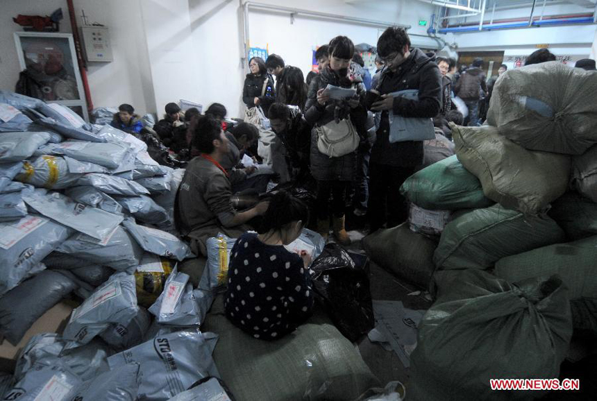 Online retailers handle procedures of express delivery in Hangzhou, capital of east China's Zhejiang Province, Dec. 17, 2011. As the New Year draws near, a severe strain has been put upon China's express delivery companies because of the rising number of packages.