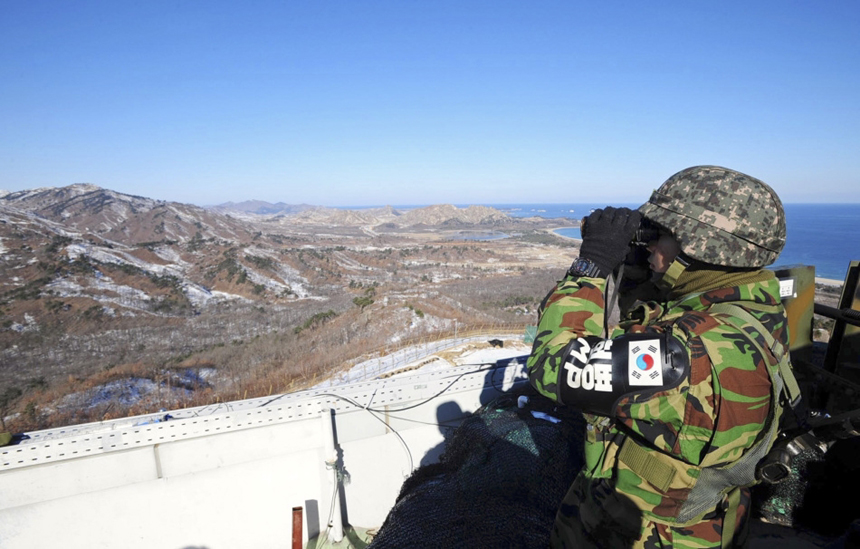 South Korea is put on high alert Monday following reports that Kim Jong Il, the top leader of the Democratic People's Republic of Korea (DPRK), died at the age of 69 of a heart attack. The Joint Chiefs of Staff put military on emergency alert shortly after the news hit the press and called an emergency meeting. [Photo from sina.com.cn] 