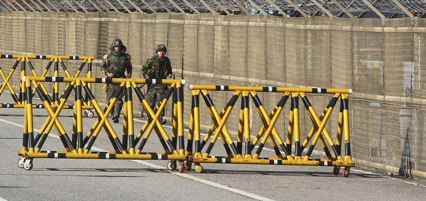 South Korea is put on high alert Monday following reports that Kim Jong Il, the top leader of the Democratic People's Republic of Korea (DPRK), died at the age of 69 of a heart attack. The Joint Chiefs of Staff put military on emergency alert shortly after the news hit the press and called an emergency meeting. [Photo from sina.com.cn] 