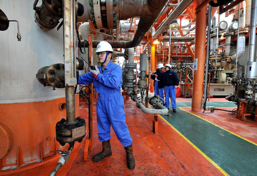 Photo taken on Jan. 10, 2011 shows workers at the Huizhou 21-1 oil field near south China's Guangdong Province. The China National Offshore Oil Corporation said late Dec. 19, 2011 a gas leak was found in a sub-sea gas pipeline of its Zhuhai Hengqin gas processing terminal. The oil giant said it has shut down relevant platforms in the Panyu 30-1 gas field and the Huizhou 21-1 oil field.
