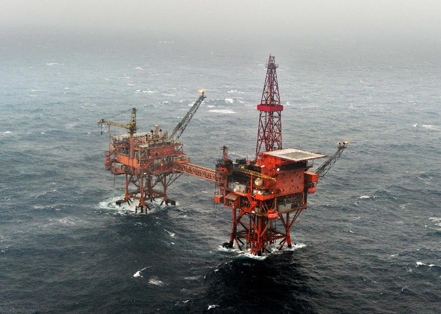 Photo taken on Jan. 10, 2011 shows the Huizhou 21-1 oil field near south China's Guangdong Province. The China National Offshore Oil Corporation said late Dec. 19, 2011 a gas leak was found in a sub-sea gas pipeline of its Zhuhai Hengqin gas processing terminal. The oil giant said it has shut down relevant platforms in the Panyu 30-1 gas field and the Huizhou 21-1 oil field. [Xinhua photo] 