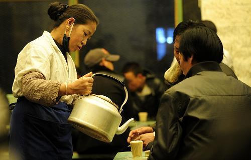 the waiter brings sweet tea for the customers in guangming kam