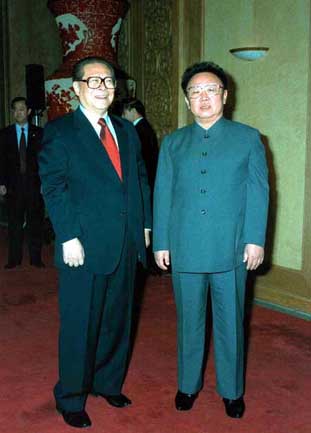 At the invitation of the Chinese President Jiang Zemin (L), Kim made another visit to China for six days in 2001. [File photo]