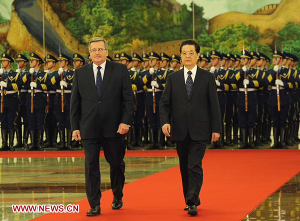 Chinese President Hu Jintao (R) holds a welcome ceremony for visiting Polish President Bronislaw Komorowski in Beijing, capital of China, Dec. 20, 2011. [Rao Aimin/Xinhua] 