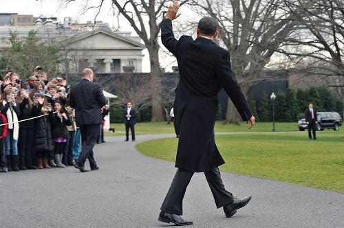 US President Barack Obama waves to guests invited to observe his departure from the White House on December 20, 2011 in Washington, DC. [Xinhua]
