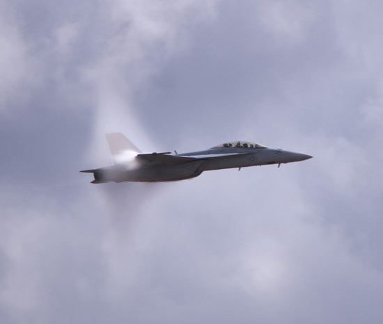 Fighter plane blasted through a 'sonic boom cloud' as the jet broke the sonic barrier. [Qianlong.com]