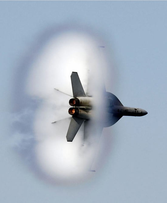 Fighter plane blasted through a 'sonic boom cloud' as the jet broke the sonic barrier. [Qianlong.com]