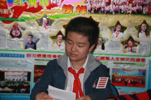 In the picture, Huang Yibo is shown reading some documents, posing like a professional politician and wearing an astonishing 'five-bar' armband.