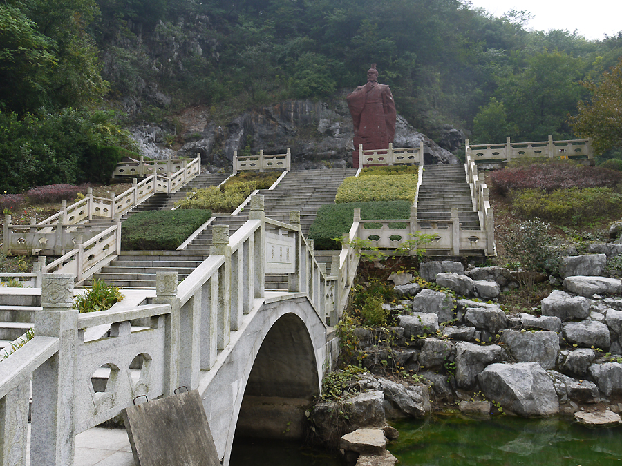 Muli Cave Scenic Spot is located in the Jintang Mountain, southwest of Yixing City, Jiangsu Province. Being one of the key attractions around Taihu Lake, and one of the 10 best attractions in Yixing, it is famous for the beautiful scenery, rockery stones, pottery arts and especially the Muli Cave. The cave is known as a full-filled-reviving karst cave. [Photo by Xu Lin / China.org.cn]