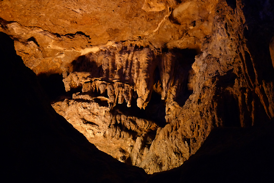 Muli Cave Scenic Spot is located in the Jintang Mountain, southwest of Yixing City, Jiangsu Province. Being one of the key attractions around Taihu Lake, and one of the 10 best attractions in Yixing, it is famous for the beautiful scenery, rockery stones, pottery arts and especially the Muli Cave. The cave is known as a full-filled-reviving karst cave. [Photo by Xu Lin / China.org.cn]