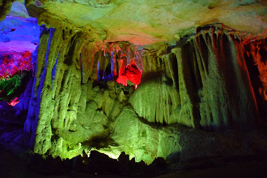 Muli Cave Scenic Spot is located in the Jintang Mountain, southwest of Yixing City, Jiangsu Province. Being one of the key attractions around Taihu Lake, and one of the 10 best attractions in Yixing, it is famous for the beautiful scenery, rockery stones, pottery arts and especially the Muli Cave. The cave is known as a full-filled-reviving karst cave. [Photo by Xu Lin / China.org.cn]