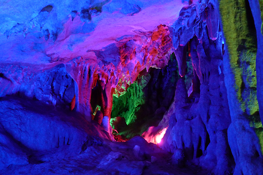 Muli Cave Scenic Spot is located in the Jintang Mountain, southwest of Yixing City, Jiangsu Province. Being one of the key attractions around Taihu Lake, and one of the 10 best attractions in Yixing, it is famous for the beautiful scenery, rockery stones, pottery arts and especially the Muli Cave. The cave is known as a full-filled-reviving karst cave. [Photo by Xu Lin / China.org.cn]