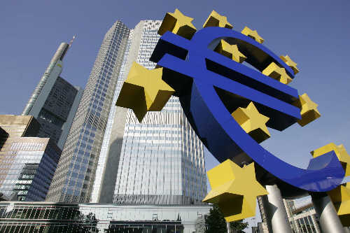 The eurozone banks can take a total of 489 billion euros (643 billion U.S. dollars) from the European Central Bank (ECB) via its first ever offering of 3-year funding, the ECB said on Wednesday.  