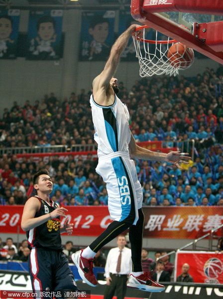  Zaid Abbas slam dunk during a CBA game between Fujin and Guangdong on Dec.21, 2011.
