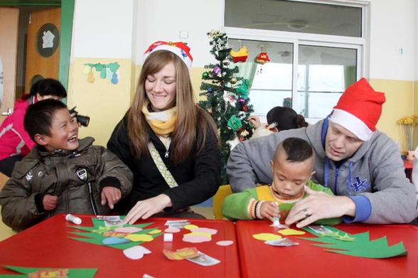 Foreign teachers visit children's welfare home in Shandong