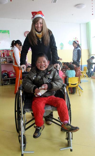 Foreign teachers visit children's welfare home in Shandong