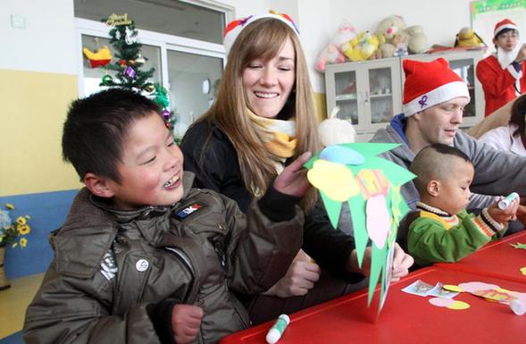 Foreign teachers visit children's welfare home in Shandong