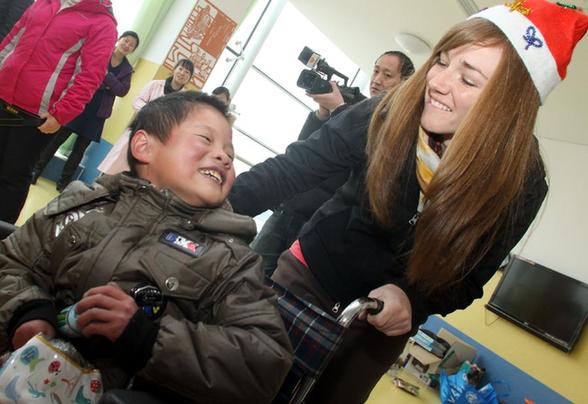 Foreign teachers visit children's welfare home in Shandong