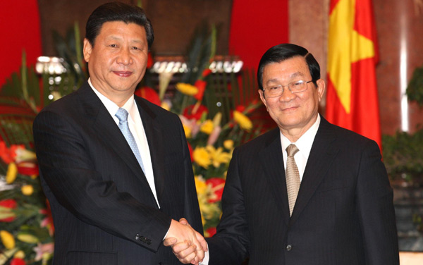 Chinese Vice President Xi Jinping (L) shakes hands with Vietnamese President Truong Tan Sang in Hanoi on Wednesday during talks on strengthening relations between China and Vietnam. [Photo/Xinhua]